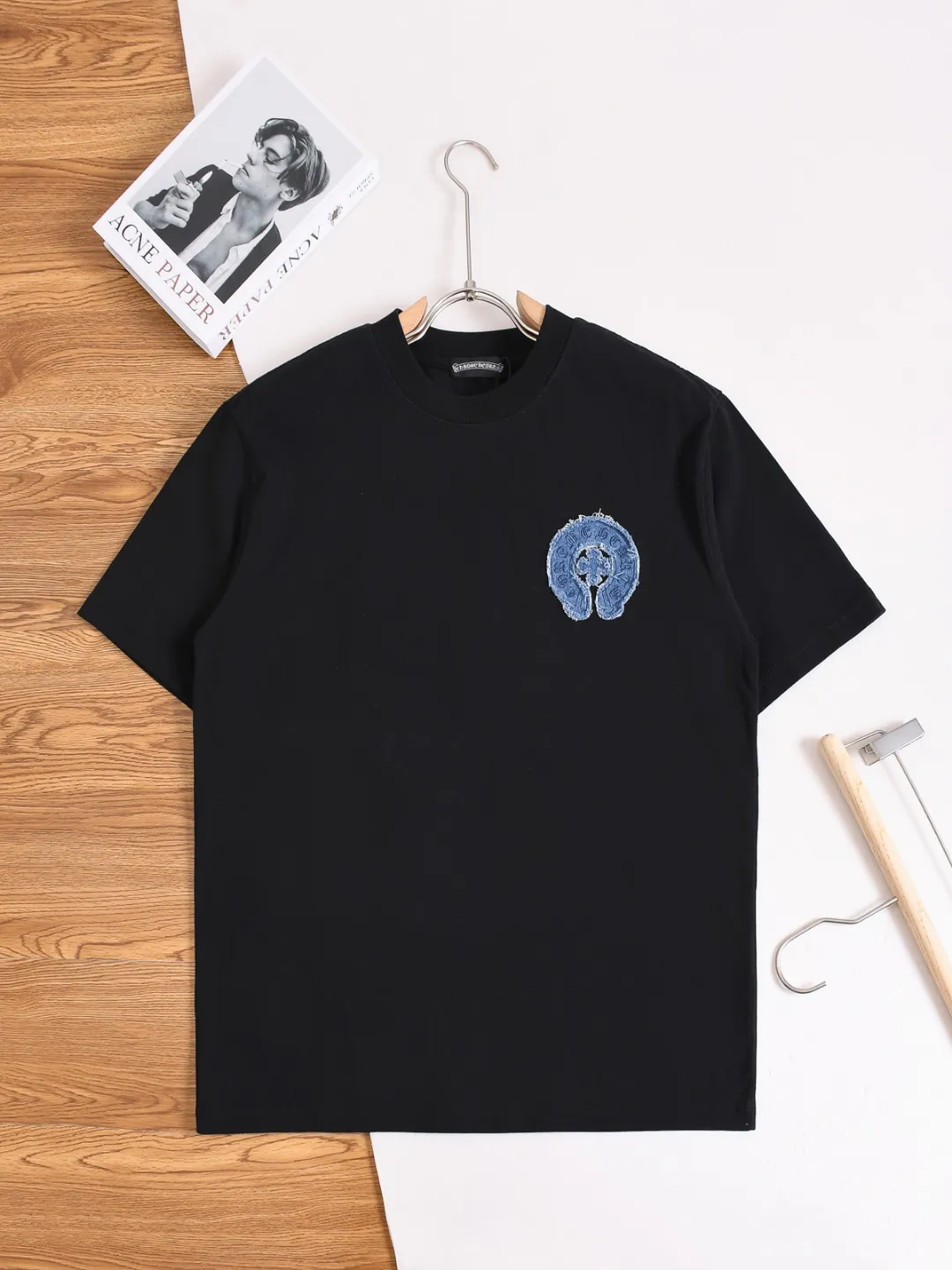 P190 Chrome Hearts CH Cross 26SS New product is hot at the same time💥 Early spring classic style Multiple craftsmanship Denim patch on the chest Horseshoe cross 🪡 Embroidery Large logo cross on the back Horseshoe denim patch Sanskrit ✝️🪡 Embroidery Round neck short-sleeved T-shirt, hot style, a style that both men and women like, same style for men and women, 100% chance of turning heads when wearing it! It’s all about being handsome. The designer’s classic sense is precisely grasped. The whole piece of clothing is heavy. Industrial washing process. Ready-made garments are dyed + sprayed for a horse effect. The double-wash process is very recognizable. It uses heavy washing to make it distressed. The edges of the patch are slightly rolled and naturally distressed. It has a three-dimensional sense of layering and a little damage. It is very visually lethal. It adheres to Kroxin's consistent rough style. The chest and back are large, and the horseshoe flower printed patch pattern is embroidered and decorated. It is also decorated with silver metal engraved distressed buttons. The classic elements full of brand recognition instantly enhance the overall sense of grade and specification. Its texture is quite high-end! The overall feeling is high-end, simple and elegant, with silver hardware accessories, a full set of customized accessories, and the pattern of the entire dress is all decorated with patchwork three-dimensional embroidery technology, which is the finishing touch of the entire dress. The design on the back is even more eye-catching! ! This full back is so cool, it’s full of design, and the overall upper body style highlights fashion and individuality. Wearing it together as a couple is even more popular on the street. I recommend the early autumn sweatshirt! ! The fabric is a unique 320g 100% cotton, which is skin-friendly, breathable, warm to the touch, has a strong texture, and has smooth lines. It can be called a back killer, which has very strict requirements on craftsmanship and cost. The smooth neckline, flat cuffs and hems, the stitches are large and tight, tight and orderly, and the details are perfect. The consistent OS version can be worn alone or layered. It is very casual, but very iconic! It is simply the flagship of high-end trendy brands and must be included in your wardrobe. It has the American fashion spirit of freedom and individuality, and is highly recognizable and stylized! Color: Black White Size: S-XL Size chart: S: Shoulder width 50-Bust 56-Length 70 M: Shoulder width 52-Bust 57-Length 72 L: Shoulder width 54-Bust 59-Length 74 XL: Shoulder width 56-Bust 62-Length 76